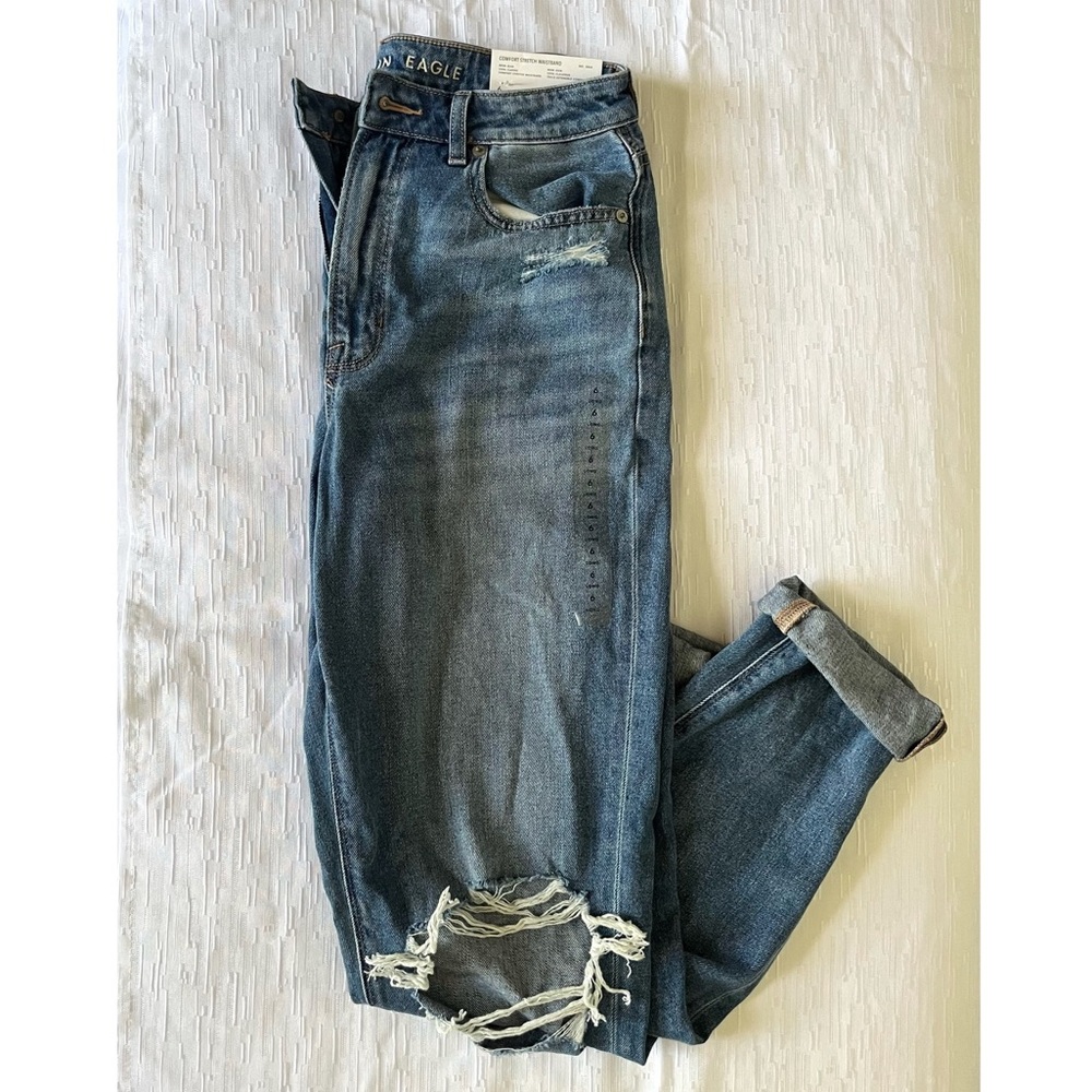 American Eagle NWT Medium Wash Distressed Mom Jeans